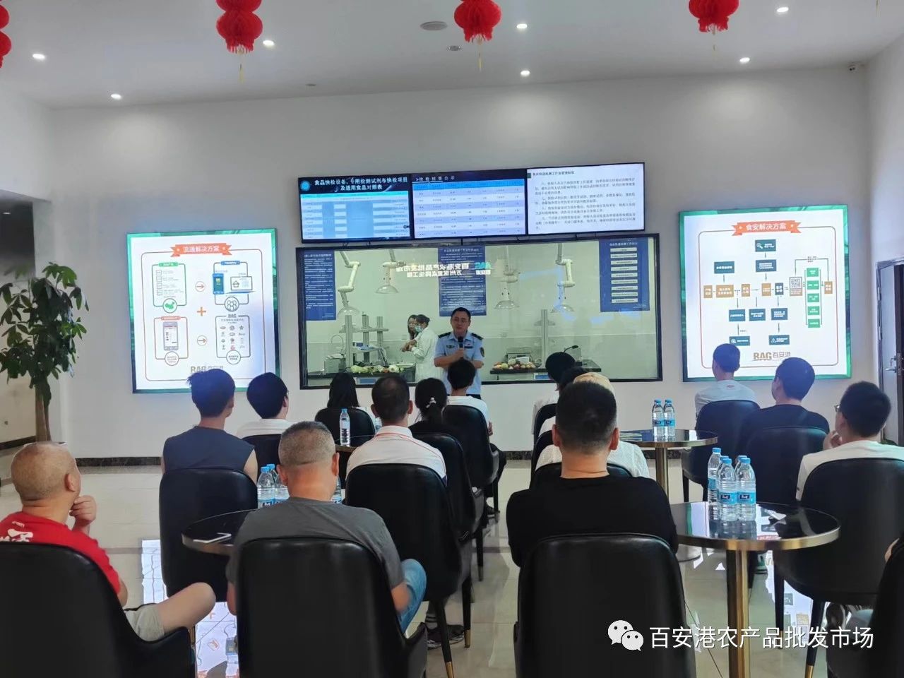 萬州區(qū)“加強食品監(jiān)測 筑牢‘舌尖’安全”政府開放日活動走進百安港農(nóng)產(chǎn)品批發(fā)市場
